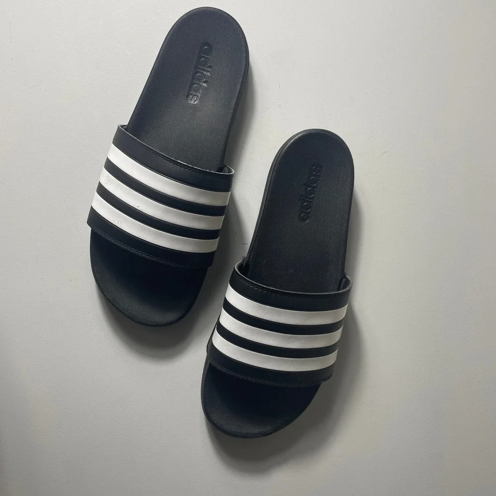 Adidas Mens Adilette Comfort Slide Sandals Size 10 Black GZ5891 Sporty Gym